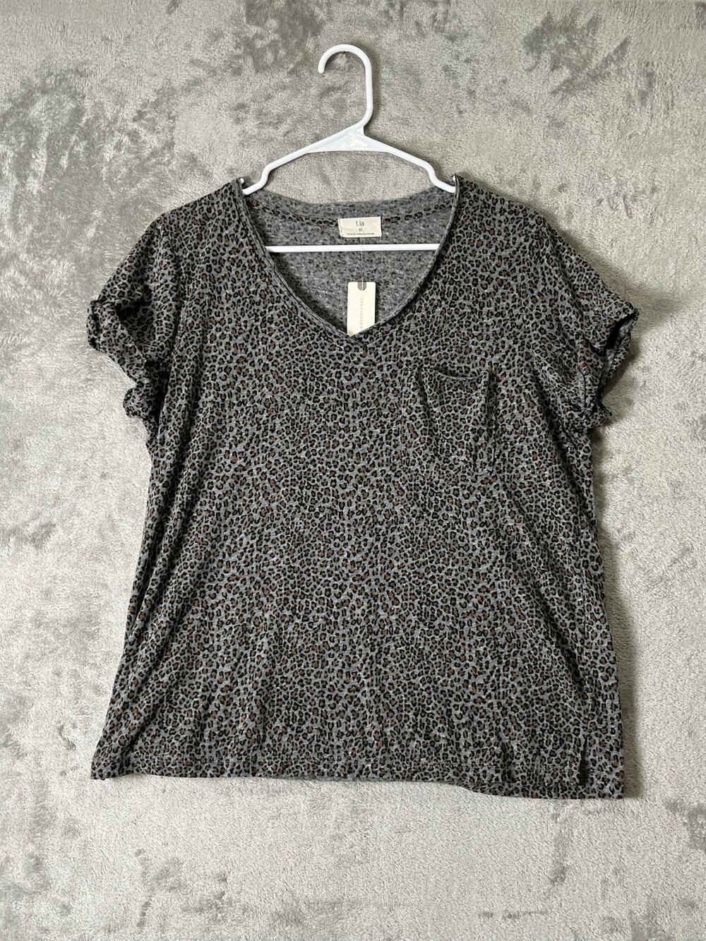 Anthropologie t.la Leopard Print V Neck Pocket Tee Short Sleeve Top Size M New